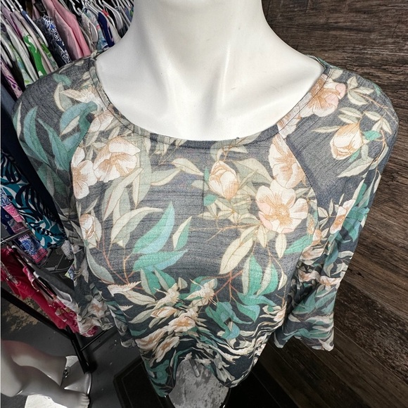 LC Lauren Conrad Green Floral 3/4 Sleeve Blouse - Picture 2 of 9